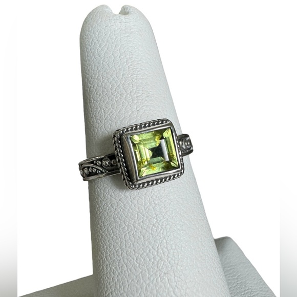 925 stamped silver and green ring. Artisan work around entire band. Size 5 - Picture 2 of 10